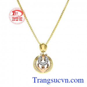 Trang sức bộ vàng tây sáng bóng càng làm tăng thêm vẻ xinh đẹp và quyến rũ. Bộ trang sức nữ vàng tây sang trọng