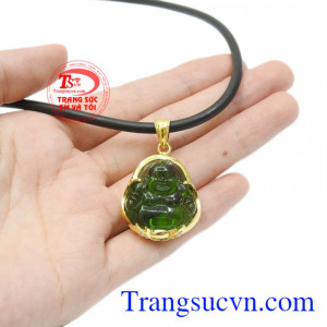 Mặt dây kết hợp cùng dây cao su bọc vàng tạo phong cách nam tính và mạnh mẽ. Bộ trang sức phật bọc vàng tây