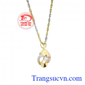 Các nhà chế tác cũng khéo léo kết hợp vàng màu, vàng trắng, và vàng hồng để sản phẩm trông ấn tượng hơn. Bộ trang sức sang trọng vàng tây