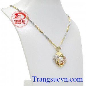 Bộ trang sức sang trọng vàng tây phù hợp với nhiều kiểu trang phục.