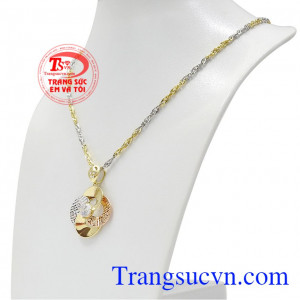 Thiết kế tinh tế giúp cho người đeo trở nên quý phái và quyến rũ. Bộ trang sức sang trọng vàng tây