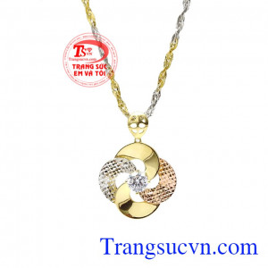 Mỗi chi tiết đều làm cách cẩn thận và tỉ mỉ giúp cho bộ trang sức trông thật hoàn mỹ. Bộ trang sức sang trọng vàng tây