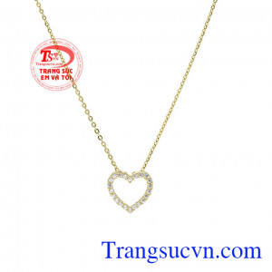 Đặc biệt với kiểu dáng hình trái tim rất phù hợp để làm quà tặng cho người bạn yêu thương vào dịp đặc biệt. Bộ trang sức trái tim vàng tây