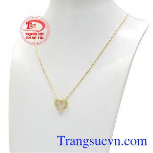 Thiết kế trẻ trung, nữ tính giúp phái đẹp càng thêm tự tin và tỏa sáng. Bộ trang sức trái tim vàng tây