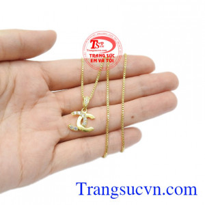 Những viên đá cz lấp lánh được kết hợp cùng vàng tạo độ bắt sáng cho bộ dây chuyền. Bộ trang sức vàng dễ thương