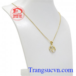 Bộ trang sức vàng tây hoàn hảo được chế tác vô cùng tinh tế và tỉ mỉ.