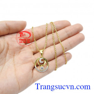 Trang sức phù hợp sẽ giúp bạn gái trở nên tự tin và tỏa sáng. Bộ trang sức vàng tây hoàn hảo
