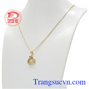 Kết hợp các chi tiết cách hài hòa cùng thiết kế trẻ trung mang tới bộ trang sức hợp xu hướng. Bộ trang sức vàng tây phong cách