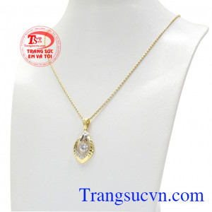 Từng chi tiết đều được chế tác cách tỉ mỉ mang đến bộ trang sức hoàn hảo. Bộ trang sức vàng tây sang trọng