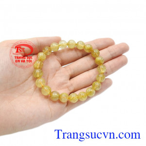Thạch anh vàng còn có tác dụng giảm căng thẳng, mệt mỏi, điều hòa tinh thần và lấy lại sự tự tin cho người đeo. Chuỗi tay thạch anh tóc 9mm đẹp