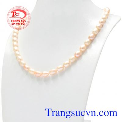 Chuỗi ngọc trai này sẽ khiến bạn nổi bật hơn khi kết hợp cùng các bộ đầm sang trọng hay áo dài.