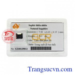 Đá saphir ép vỉ may mắn được chạm khắc tỉ mỉ với những lớp cắt đầy tinh tế.
