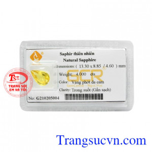 Đá sapphire thiên nhiên cát tường được chế tác tinh tế, tỉ mỉ tạo độ bắt sáng cho sản phẩm.