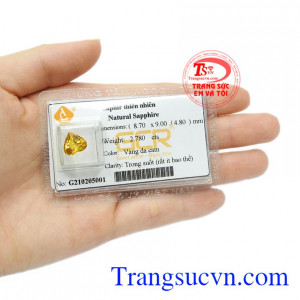 Viên đá Sapphire là biểu tượng của tình yêu, hôn nhân bền vững, sự giàu có, lòng thủy chung. Là món quà ý nghĩa của kỉ niệm 5 năm và 45 năm ngày cưới của các cặp vợ chồng.