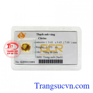 Đá thạch anh vàng phúc lộc được chạm khắc tỉ mỉ hình hoa cúc bắt mắt.