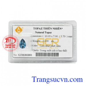 Đá Topaz thiên nhiên an yên được chạm khắc tinh xảo, bắt sáng.