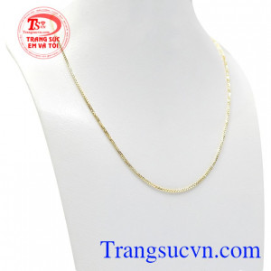 Sản phẩm có thể kết hợp cùng mặt dây chuyền vàng mang đến vẻ thời trang thể hiện phong cách cho người đeo.