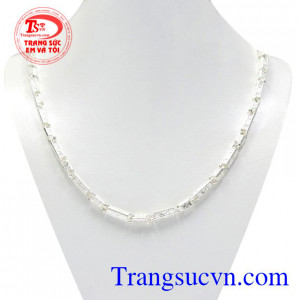 Dây chuyền bạc nam ấn tượng được chạm khắc tỉ mỉ là sự lựa chọn hoàn hảo cho phái mạnh.