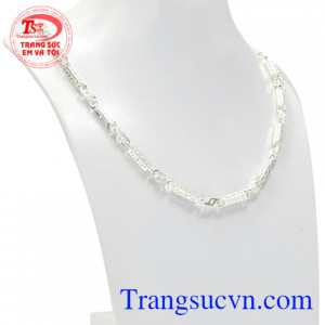 Dây chuyền bạc là sản phẩm được nhiều khách hàng yêu thích vừa hợp thời trang mà giá thành cũng hợp lí.