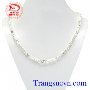 Dây chuyền bạc nam danh vọng được chế tác sáng bóng đẹp mắt hợp với xu hướng trang sức hiện nay.