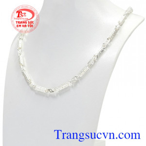 Chiếc dây chuyền này sẽ giúp cho nam giới tự tin và nổi bật hơn mang đến vẻ điển trai cho phái mạnh.