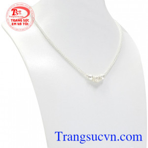 Dây chuyền bạc được nhiều cha mẹ tin dùng cho cho bé yêu vì bạc có tính kháng khuẩn và an toàn cho làn da nhạy cảm của trẻ nhỏ.