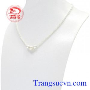 Chiếc dây chuyền này sẽ là món quà dễ thương và ý nghĩa dành tặng cho các bé.