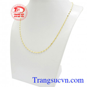 Dây chuyền duyên dáng phái đẹp khiến người nhìn bị cuốn hút bởi màu vàng ánh lên từ chất liệu vàng tây 10k sáng bóng. 