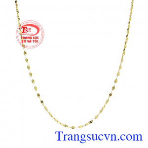 Sẽ thật tuyệt nếu bạn gái có thể kết hợp chiếc dây chuyền này cùng những trang phục cổ rộng hoặc cổ chữ V. Dây chuyền duyên dáng phái đẹp