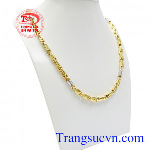Không kiểu cách như trang sức nữ, trang sức nam luôn được chế tác với các chi tiết có phần đơn giản, đường nét mạnh mẽ, kích thước lớn. Dây chuyền lịch lãm vàng tây