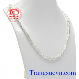 Dây chuyền nam bạc thành công đang là xu hướng được rất nhiều khách hàng lựa chọn. 