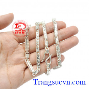 Những chi tiết kim tiền kết hợp mang đến sự hài hòa và phong cách riêng. Dây chuyền nam bạc thành công
