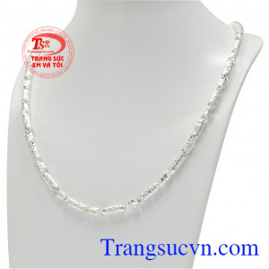 Với chất liệu bạc 92.5 vừa bền đẹp, vừa giúp cản gió và bảo vệ sức khỏe cho người dùng. Dây chuyền nam bạc xu hướng