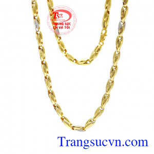 Phong cách nam tính, trẻ trung và hợp thời trang giúp các chàng trai dễ dàng kết hợp cùng nhiều kiểu trang phục. Dây chuyền nam độc đáo vàng tây