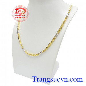Dây chuyền nam nổi bật vàng tây là sự kết hợp kiểu dáng cổ điển cùng nét phá cách của hiện đại.