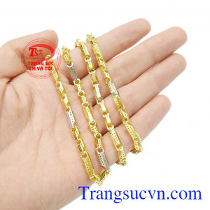 Sản phẩm được bảo hành chu đáo, giao hàng toàn quốc. Dây chuyền nam nổi bật vàng tây