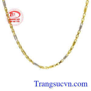 Dù không kết hợp với mặt dây thì chiếc dây chuyền nam nổi bật vàng tây này cũng giúp người đeo khẳng định phong cách. Dây chuyền nam nổi bật vàng tây