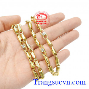 Sản phẩm có thể kết hợp cùng mặt dây chuyền vàng để tăng phần điểm nhấn. Dây chuyền nam phong cách vàng tây