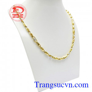 Thiết kế theo kiểu hiện đại, kết hợp với chế tác tỉ mỉ đem đến sản phẩm hoàn mỹ cho phái mạnh. Dây chuyền nam phong cách vàng tây