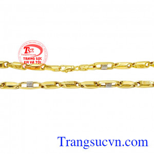 Mỗi sản phẩm của Trang sức Em và Tôi luôn chú trọng từ kiểu dáng cho tới chất liệu. Dây chuyền nam phong cách vàng tây