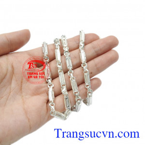 Dây chuyền bạc không chỉ làm trang sức mà còn giúp cản gió và bảo vệ sức khỏe cho người đeo. Dây chuyền nam tính bạc đẹp