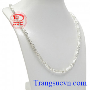 Dây chuyền nam tính bạc đẹp với các đường nét mạnh mẽ, ấn tượng. 
