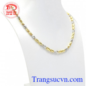 Dây chuyền vàng Ý hiện đang là mẫu sản phẩm được ưa chuộng nhất hiện nay không chỉ bởi độ bền, độ bóng mà còn mang đến phong cách thời trang cho nam giới.