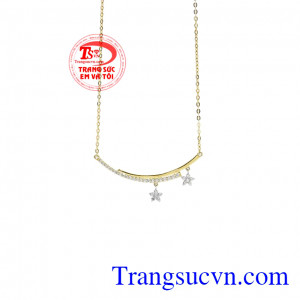 Dây chuyền liền mặt đang là xu hướng được rất nhiều chị em phụ nữ yêu thích. 