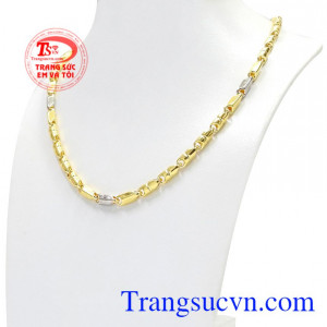 Chiếc dây chuyền này có thể kết hợp cùng mặt dây chuyền vàng tạo phong cách thời trang.