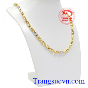 Dưới bàn tay khéo léo của những người thợ, chiếc dây chuyền vàng với các chi tiết được làm cách tỉ mỉ, từng đường nét dứt khoát toát lên vẻ nam tính. Dây chuyền phong cách mạnh mẽ