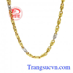 Sản phẩm kết hợp vàng màu và vàng trắng tạo ấn tượng và thu hút ánh nhìn. Dây chuyền phong cách mạnh mẽ