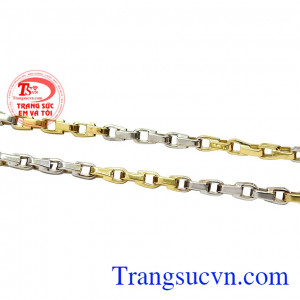 Các nhà thiết kế đã khéo léo kết hợp vàng trắng cùng vàng màu giúp chiếc dây chuyền thêm phần nổi bật và hợp thời trang. Dây chuyền phong cách nam tính