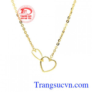 Hai trái tim lồng vào nhau mang ý nghĩa một tình yêu bền chặt và sâu đậm và hai trái tim luôn hướng về đối phương.