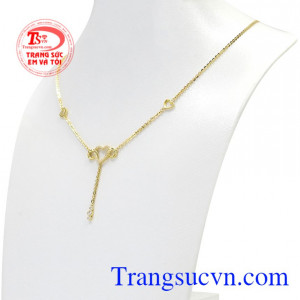 Bạn có thể kết hợp cùng với những bộ váy hay áo cổ chữ V, hai dây hay trễ vai tạo vẻ quyến rũ.